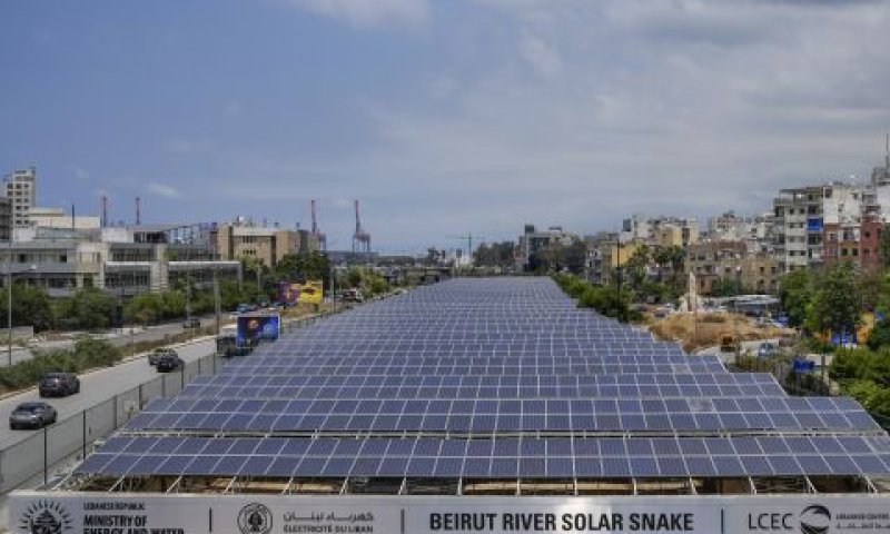 פאנלים סולאריים שהותקנו מעל נהר ביירות לבנון [צילום: בילאל חוסיין/AP]