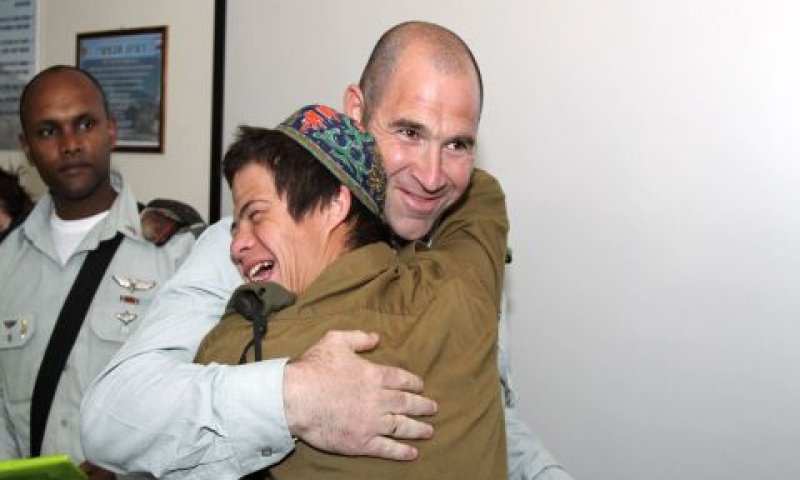חנן קאסל נותן חיבוק מרגש למח"ט [צילום: גרשון אלינסון]