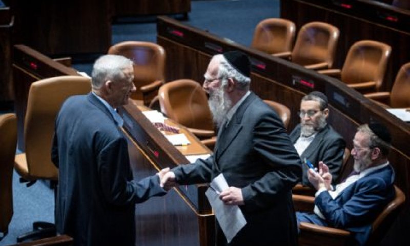 ישראל אייכלר לוחץ יד לגנץ [צילום ארכיון: אורן בן-חקון/פלאש 90]