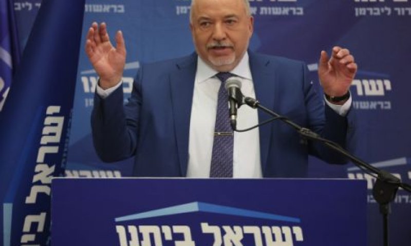 ליברמן בפתח ישיבת הסיעה [צילום: יונתן זינדל/פלאש 90]