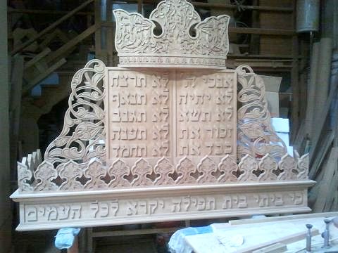 ארון קודש שגולף במי השרון