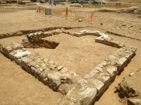המסגד והחפירה ברהט [צילום: ענת רסיוק רשות עתיקות]