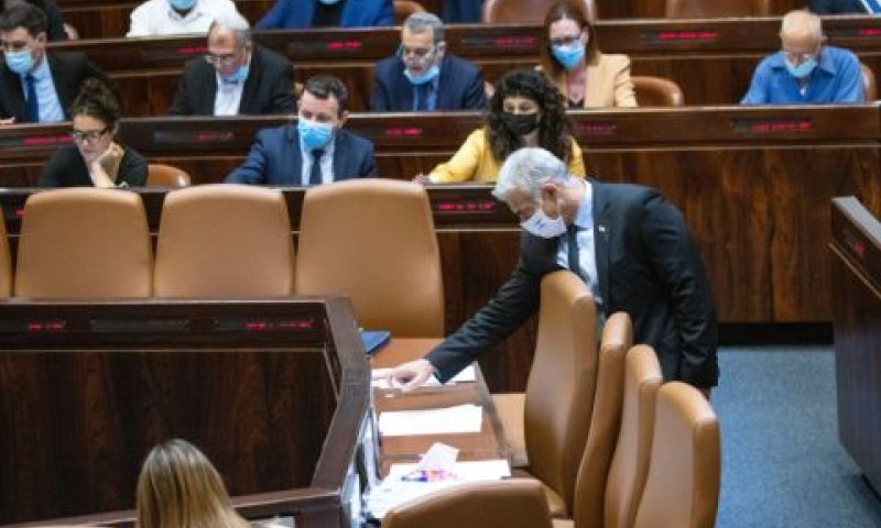 יאיר ליד השבוע בכנסת [צילום: אוליביה פיטוסי/פלאש 90]