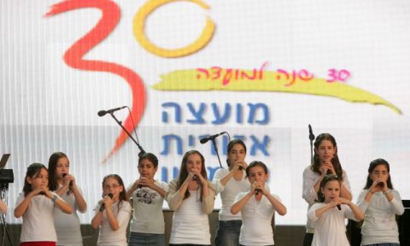 להקת ילדים על הבמה [צילום: מירי צחי]