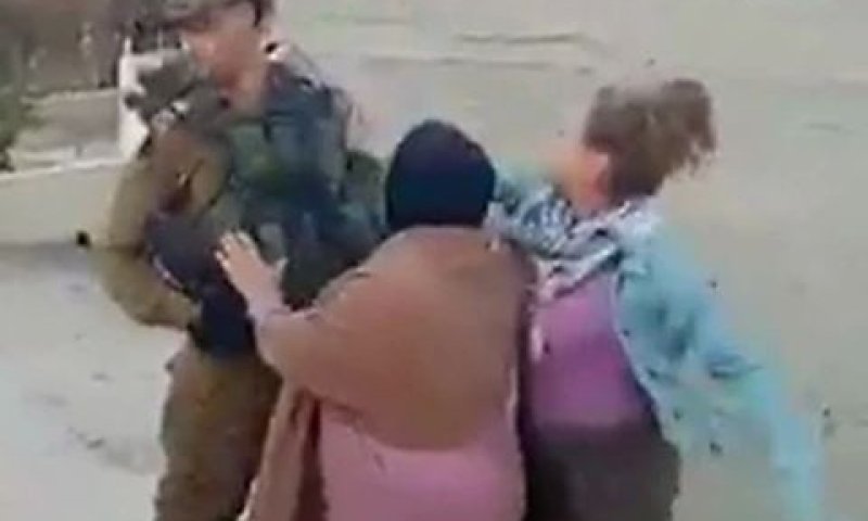 הנערות היכו. החיילים העדיפו לא להגיב