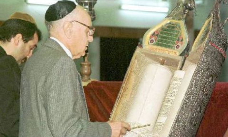 1997 - יהודים בבית הכנסת בבגדד [AP]