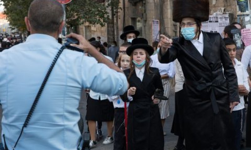 חרדים ושוטרים במאה שערים, אוקטובר 2020 [צילום: נתי שוחט, פלאש 90]