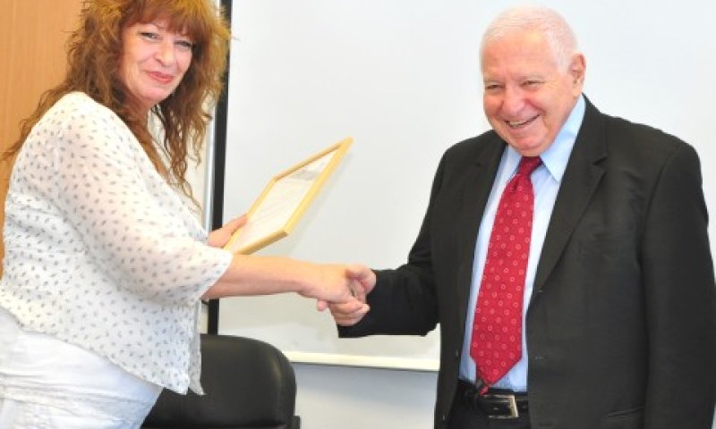 לינדנשטראוס מעניק תעודה למעיין אגם [צילום: מבקר המדינה]