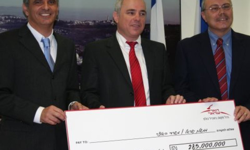 טקס מסירת הצ'ק של חברת הדואר לשר האוצר, היום [צילום: יח"צ]