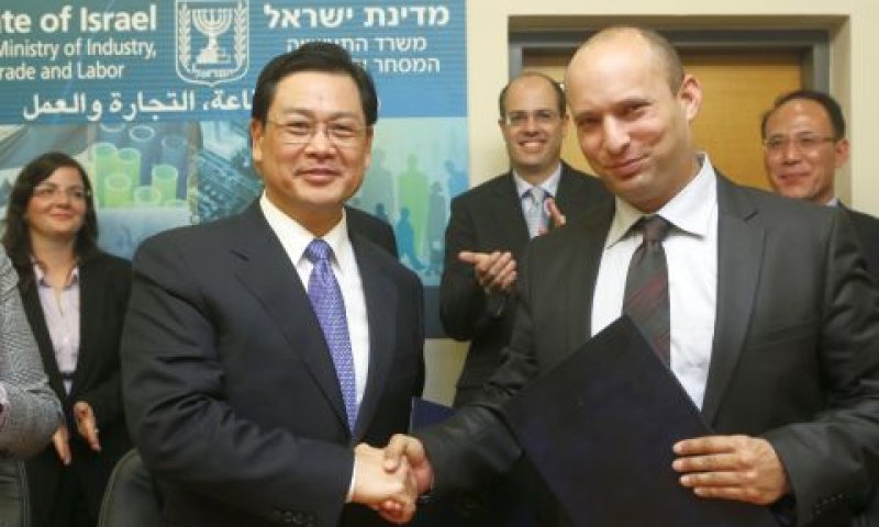 בנט ויונסיאן במעמד החתימה