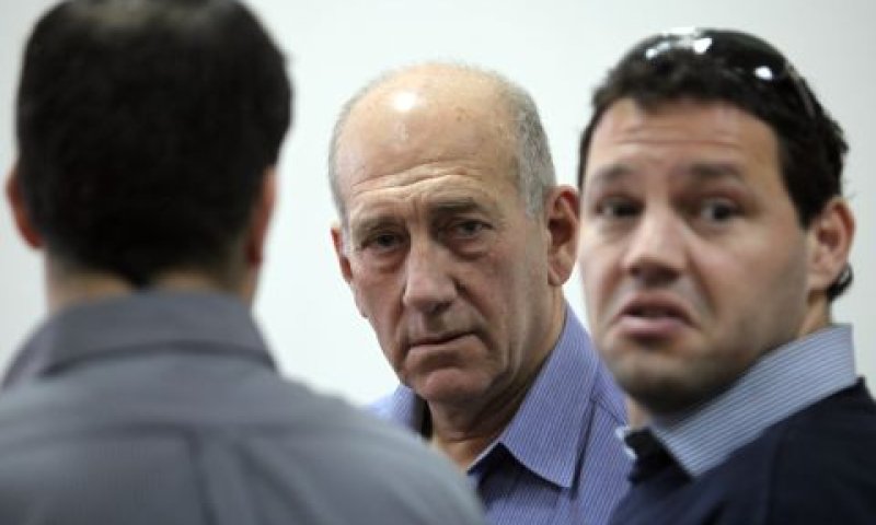 אולמרט בבית המשפט [צילום: פלאש 90]
