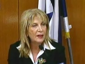 אלשטיין. דורשת לייצג