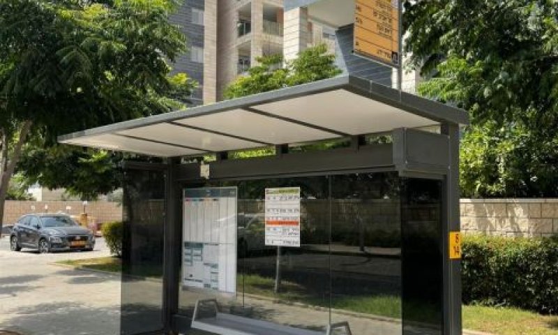 תחנת אוטובוס בכפר סבא. האם האוטובוס יגיע לתחנה? [צילום: עיריית כפר סבא]