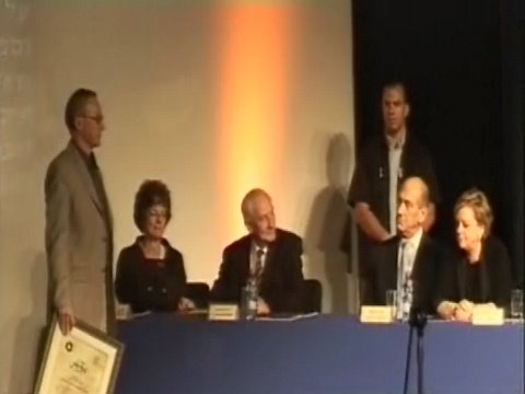 מימין ביניש ואולמרט, ומשמאל עומד גרוסמן ולא ניגש ללחוץ את ידם