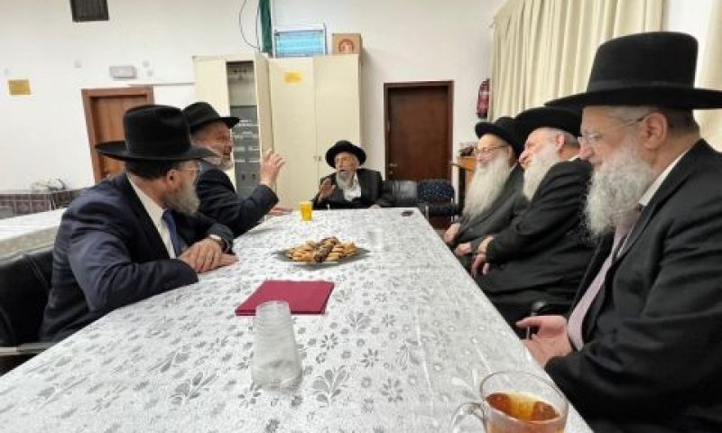 דרעי בפני חכמי מועצת התורה במוצ"ש [צילום: דוברות שס]