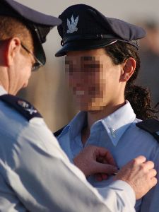 הרמטכ"ל מעניק את כנפי הטיס לטייסת נ'