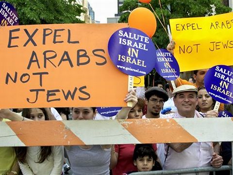 מתנגדי ההינתקות מפגינים בשולי המצעד [AP]