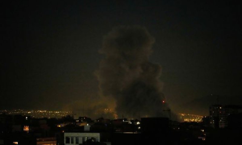 פגיעה בטהרן אתמול [צילום: וחיד סאלמי/AP]