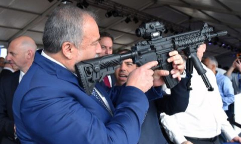 ליברמן. יוזם החוק [צילום: אריאל חרמוני - משרד הביטחון]