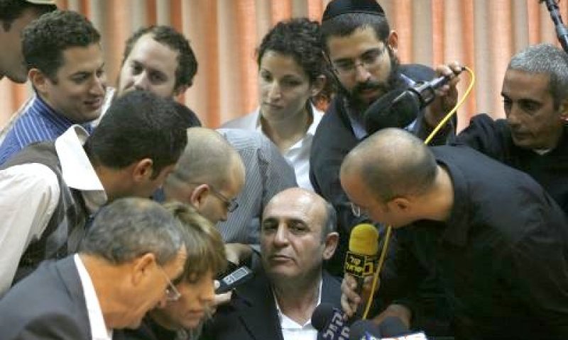 שאול מופז. מוקף בכתבים פרלמנטריים [צילום: פלאש 90]