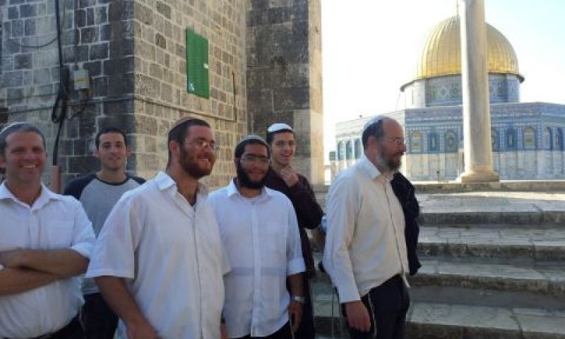 יהודים בהר הבית [צילום: ארנון סגל]