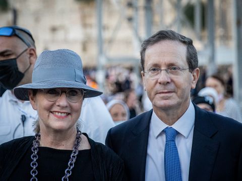 יצחק הרצוג ורעייתו מיכל [צילום: יונתן זינדל/פלאש 90]