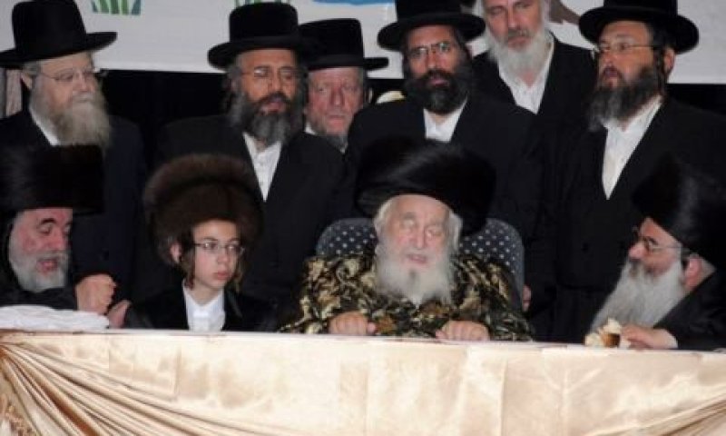 הרב יהושע משה הגר בחברת חסידיו [צילום: אתר בחדרי חרדים]