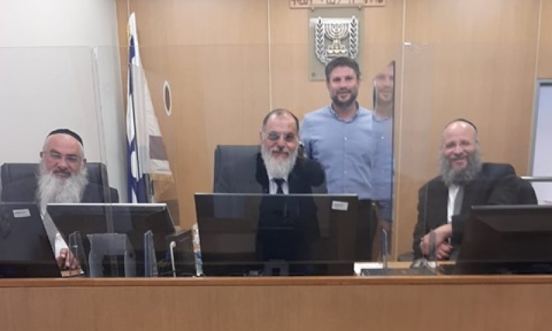 סמוטריץ' בבית הדין הרבני [צילום: דוברות בתי הדין הרבניים]