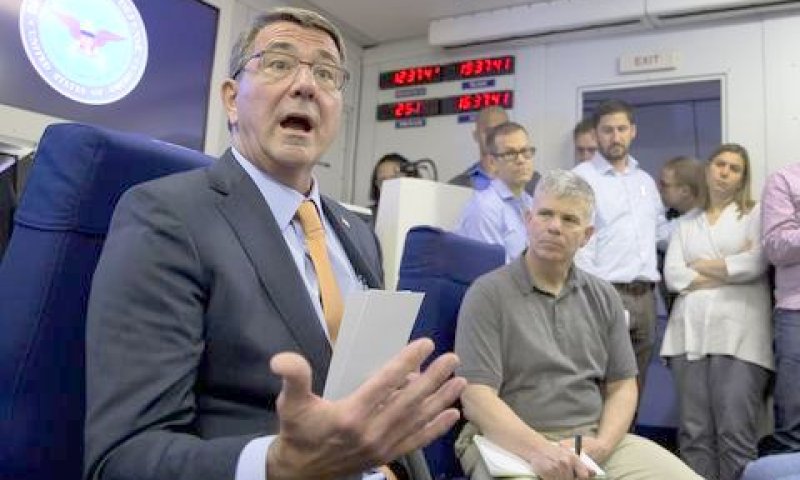 אש קרטר בדרכון לישראל [צילום: קרולין קסטר/AP]