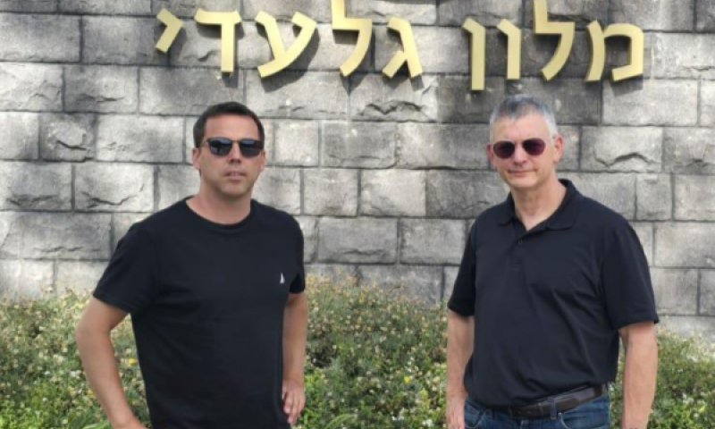 דורון לביא יו"ר כפר גלעדי וטמיר אברהמס מנכ"ל תיירות כפר גלעדי [צילום: יח"צ]