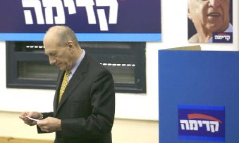 אולמרט מצביע על מחליפו [צילום: פלאש 90]