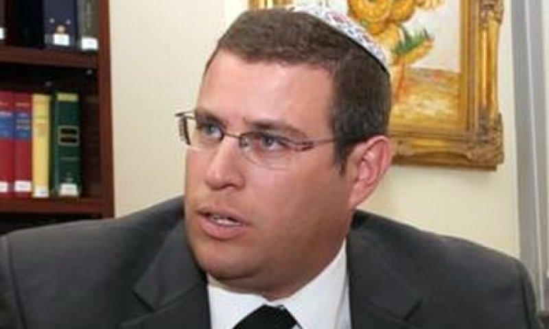 הדר. נעזר באשתו [צילום: יח"צ]