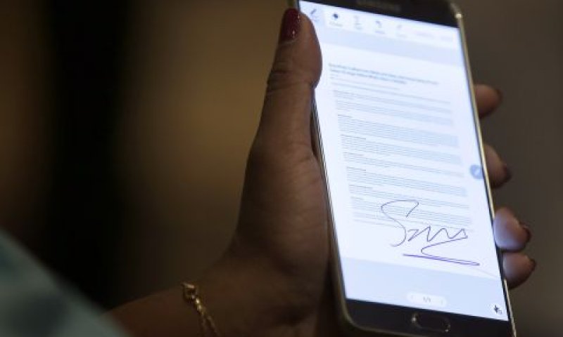 אז איך מכניסים את העט? Note 5. סמסונג [צילום: AP/Seth Wenig]