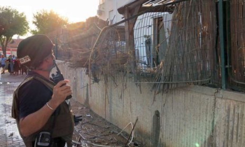 פגיעת רקטה בשדרות. שלושה פצועים [צילום: משטרת ישראל]