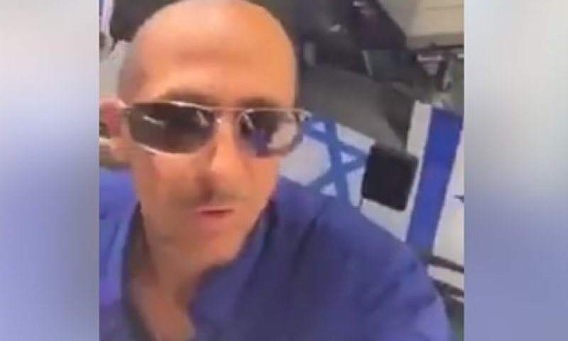שמעון ימיני ב"אוטובוס הדגלים" [צילום: פייסבוק]