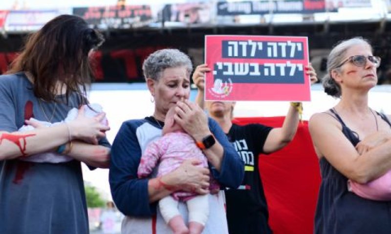 פעילות מחאה בת"א אוחזות בובות [צילום: תומר נויברג/פלאש 90]