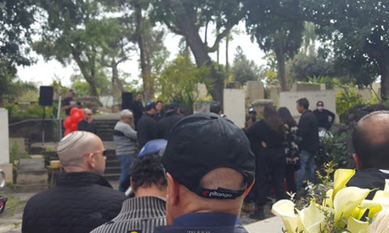 הלווית גיא פרס בבית העלמין בכנרת [צילום: אלי אלון]