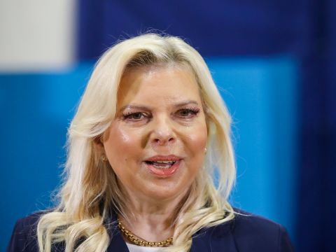 "ביקשה שמפניה אחרי חקירתה" [אבשלום ששוני, פלאש 90]