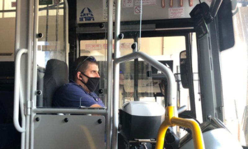 נהג בתוך תא ניהוג