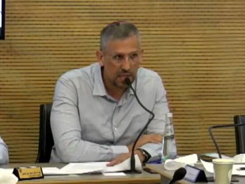 ישרים. מהלך תמוה