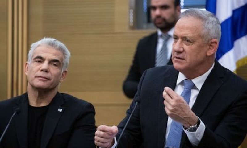 גנץ ולפיד. זה שמתגמש וזה שמוותר [צילום: הדס פרוש/פלאש 90]