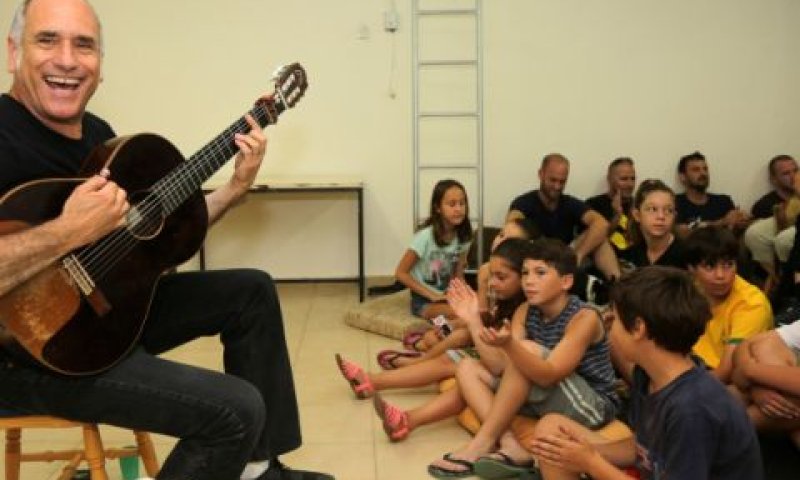 דיויד ברוזה מנגן במקלט בנתיב העשרה [צילום: פלאש 90]