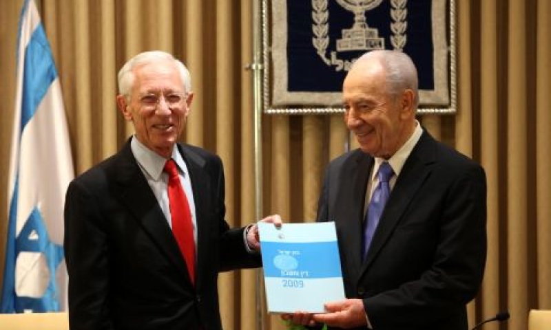 הנשיא פרס והנגיד פישר במעמד הגשת הדוח, היום [צילום: ששון תירם]