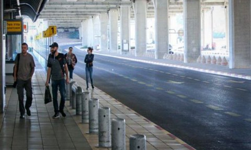 אזור תחנות השאטלים בנתב"ג [צילום: פלאש 90]