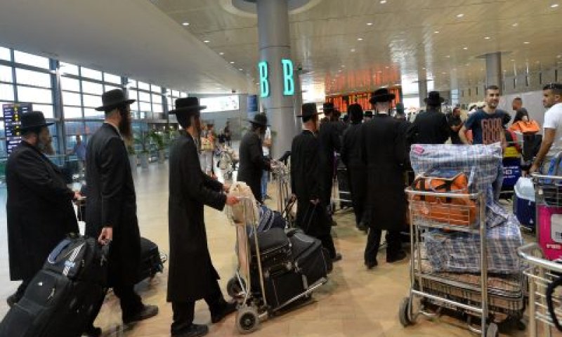 הרכבת האווירית לאומן החלה [צילום: פלאש 90]