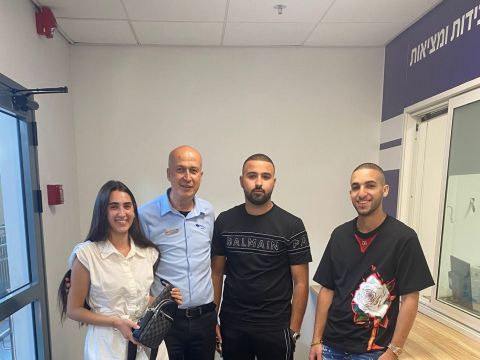 שני החברים אמיר ומחמוד(מימין) מקבלים את התיק מידי איציק שטרית מנהל מחלקת האבידות ברכבת ישראל (באמצע) ועדן בן שטרית (משמאל)