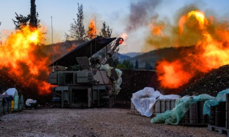 ירי ארטילרי של צה"ל בצפון [צילום: אייל מרגולין/פלאש 90]