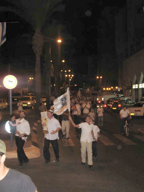צועדים ברחובה של עיר [צילום: עידן יוסף]