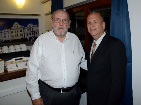 איתן גולדמן עם המלונאי רפי שדה [צילום: אביב חופי]