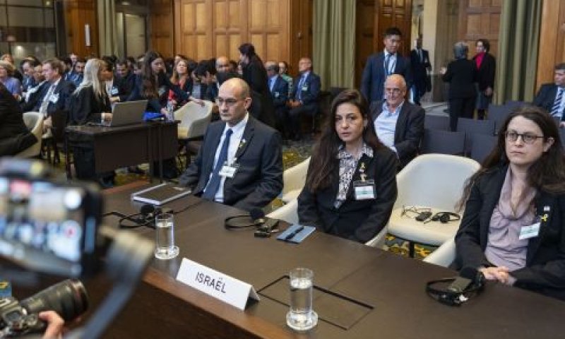 המשלחת הישראלית בבית הדין בהאג [צילום: פיטר דה-יונג, AP]